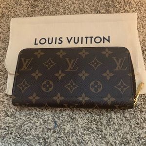 Authentic Louis Vuitton Zippy Wallet